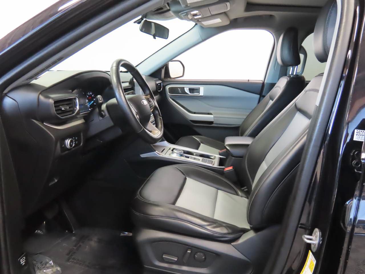 Used 2023 Ford Explorer XLT w/ Equipment Group 202A RWD image 16