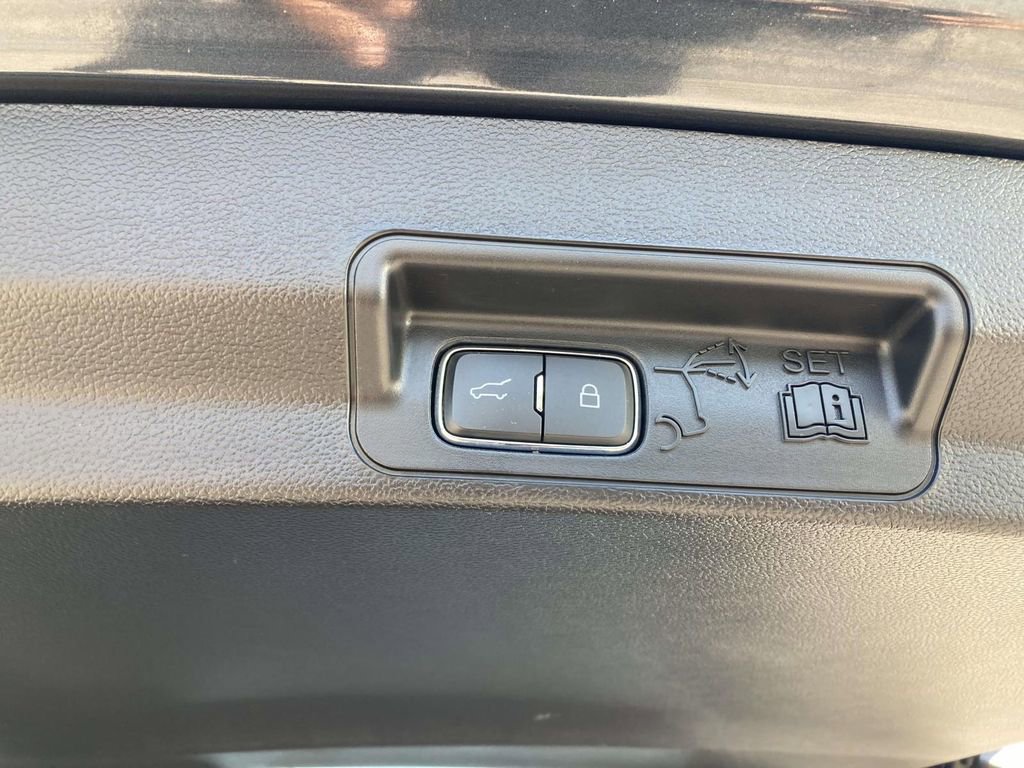 Used 2023 Ford Explorer Platinum w/ Technology Package AWD/4WD image 15