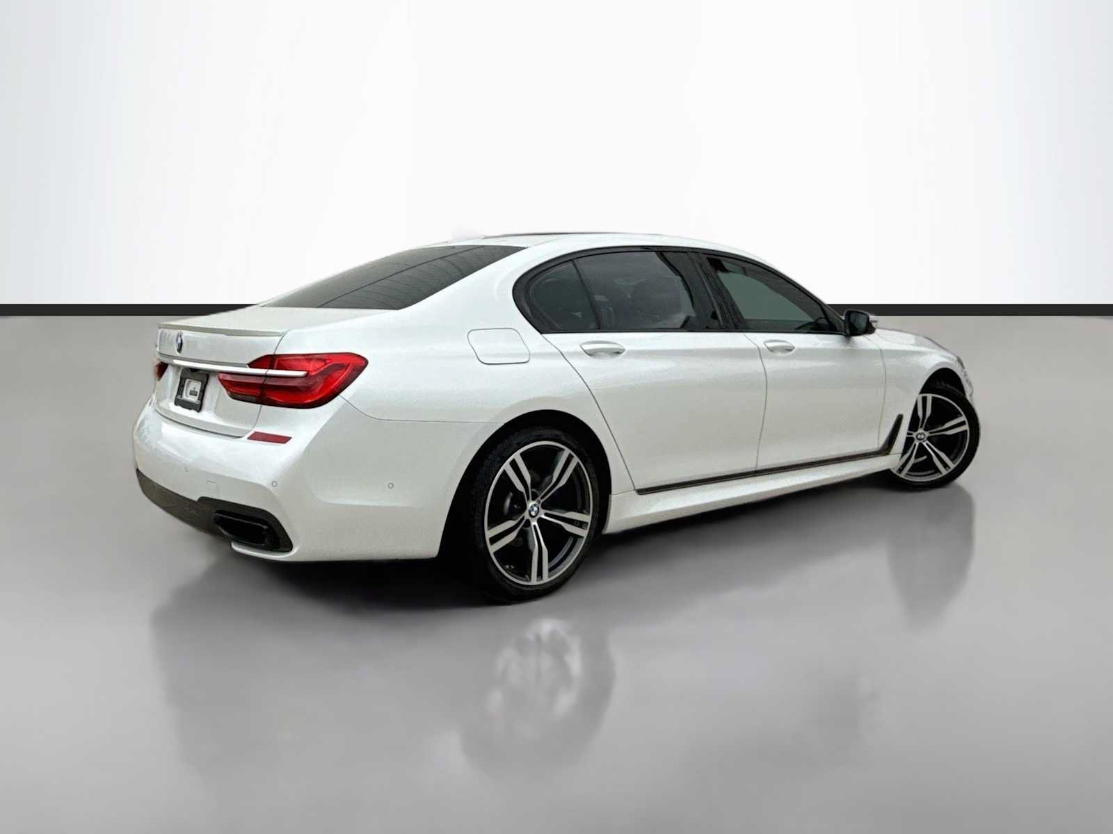 Used 2017 BMW 740i xDrive AWD/4WD image 3