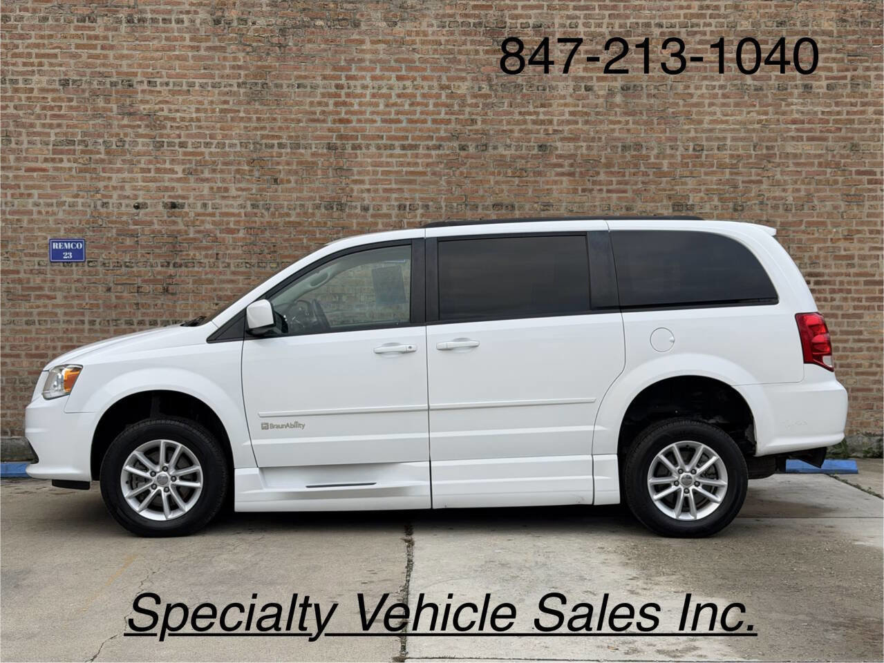Used 2016 Dodge Grand Caravan SXT w/ Rear Park Assist Package image 8