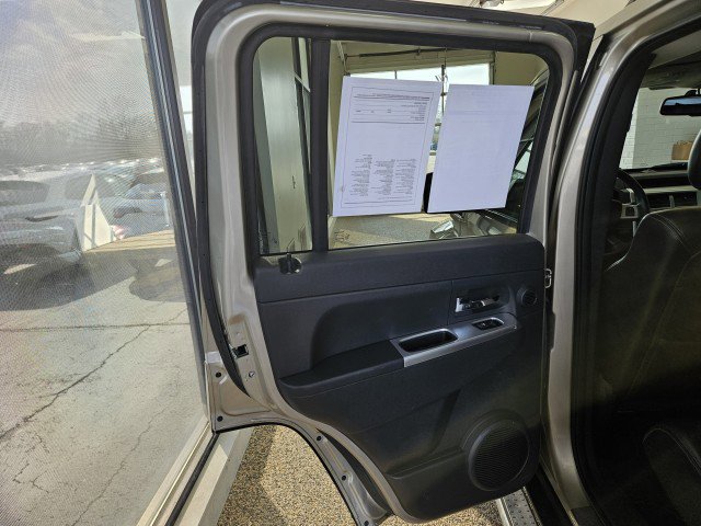 Used 2010 Jeep Liberty Limited w/ Tire & Wheel Group image 16