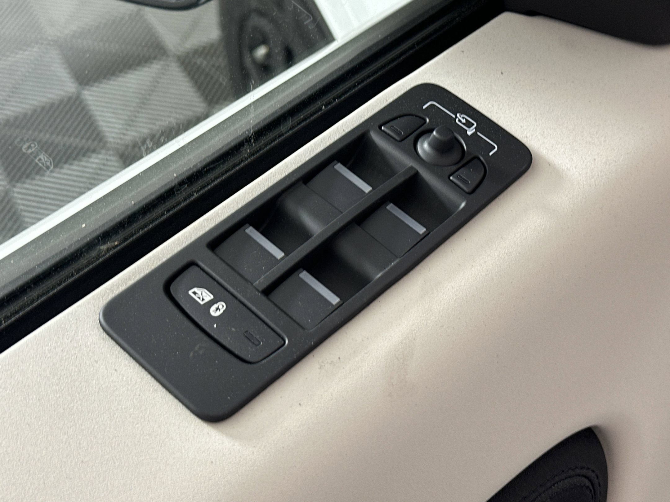 Used 2025 Land Rover Discovery Sport S AWD/4WD image 22