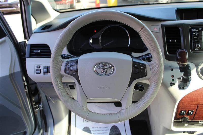 Used 2013 Toyota Sienna XLE w/ Entertainment Pkg FWD image 15