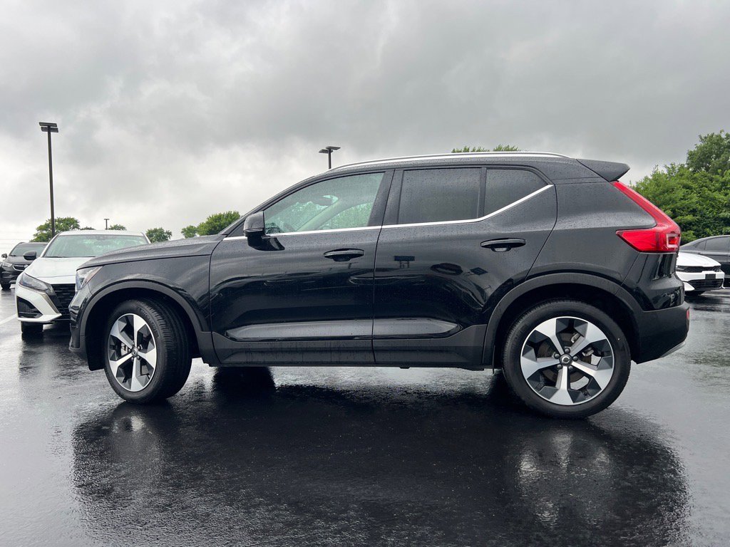 Used 2025 Volvo XC40 B5 Plus image 32