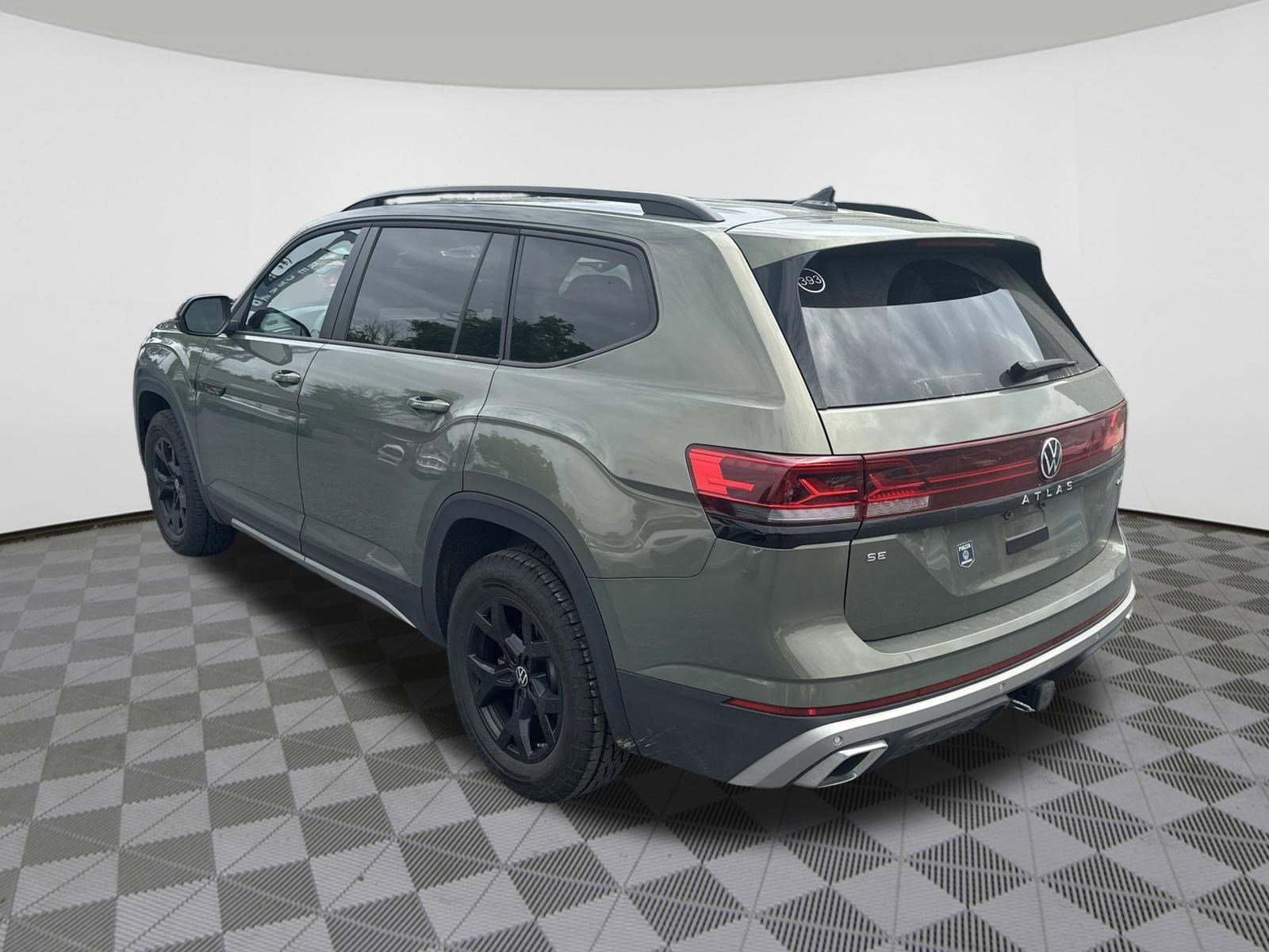Used 2025 Volkswagen Atlas Peak Edition SE AWD/4WD image 5