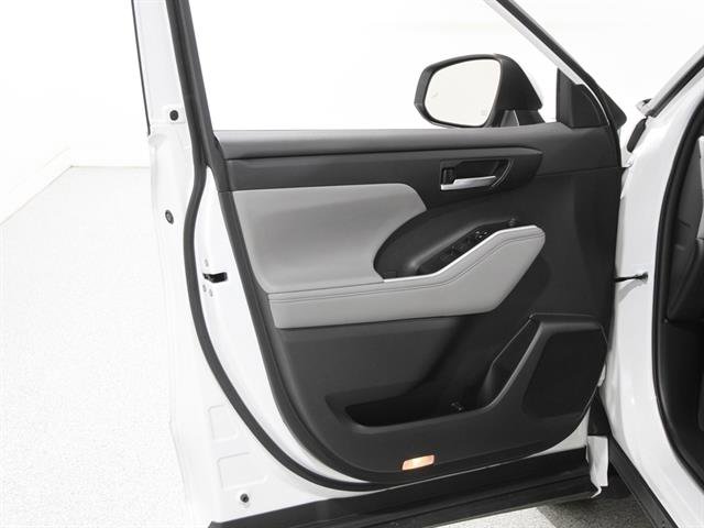 Used 2023 Toyota Highlander XLE image 4