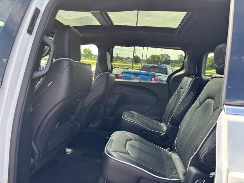 Used 2026 Chrysler Pacifica Limited FWD image 11
