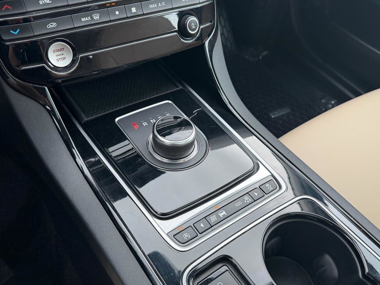 Used 2017 Jaguar XE Premium image 22