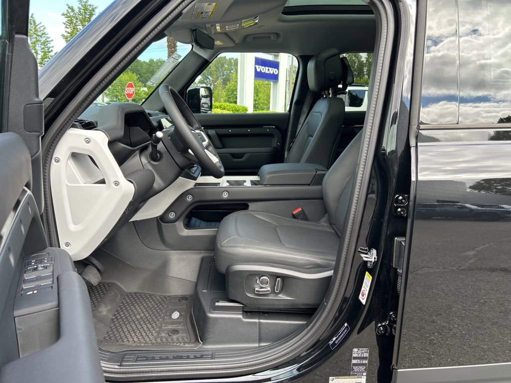 New 2025 Land Rover Defender 130 S image 4