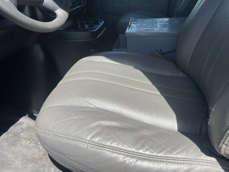 Used 2018 Chevrolet Express 2500 w/ Driver Convenience Package RWD image 12