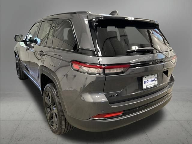 Used 2023 Jeep Grand Cherokee Altitude AWD/4WD image 3