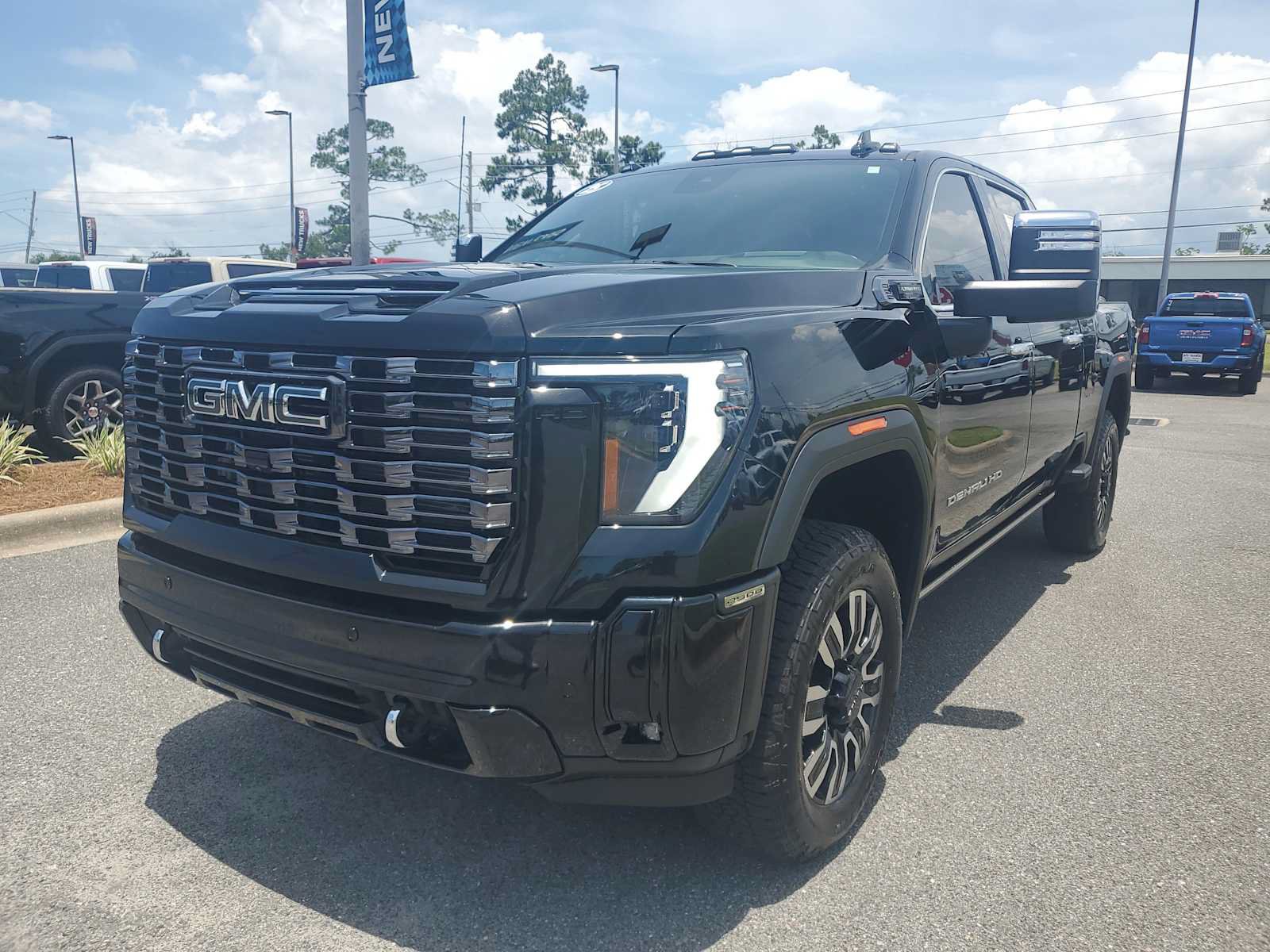 Used 2025 GMC Sierra 2500 Denali Ultimate AWD/4WD image 1