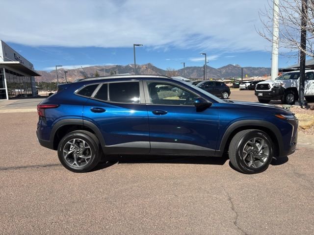 Used 2024 Chevrolet Trax LT w/ LT Convenience Package image 11