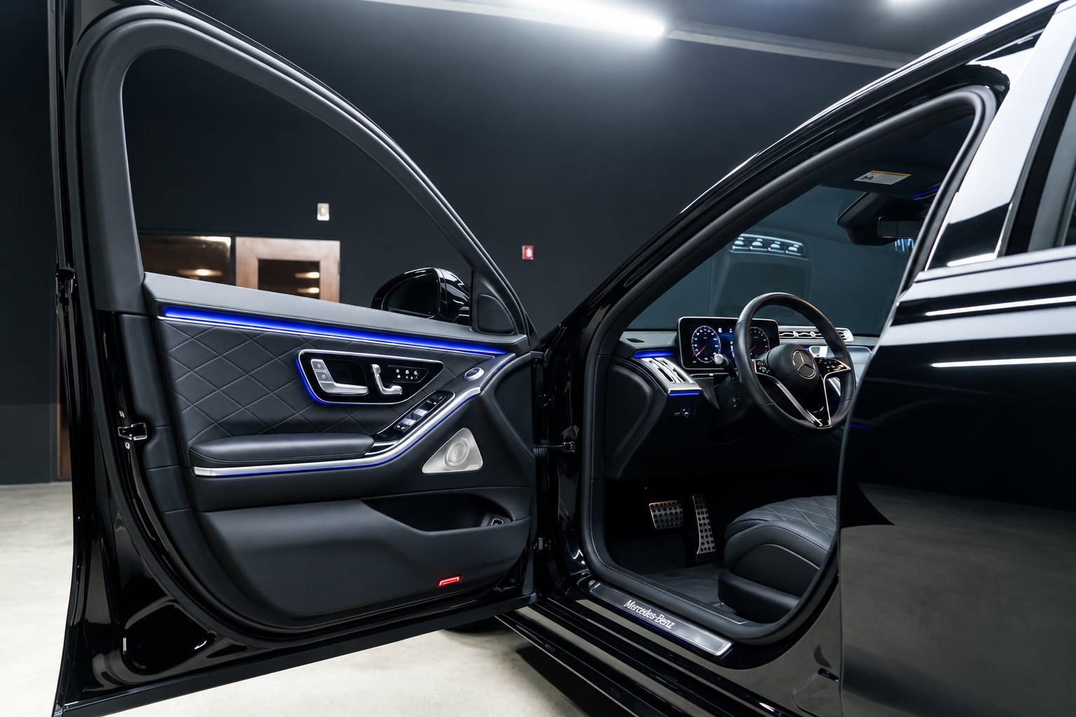 Used 2023 Mercedes-Benz S 500 4MATIC w/ AMG Line image 11