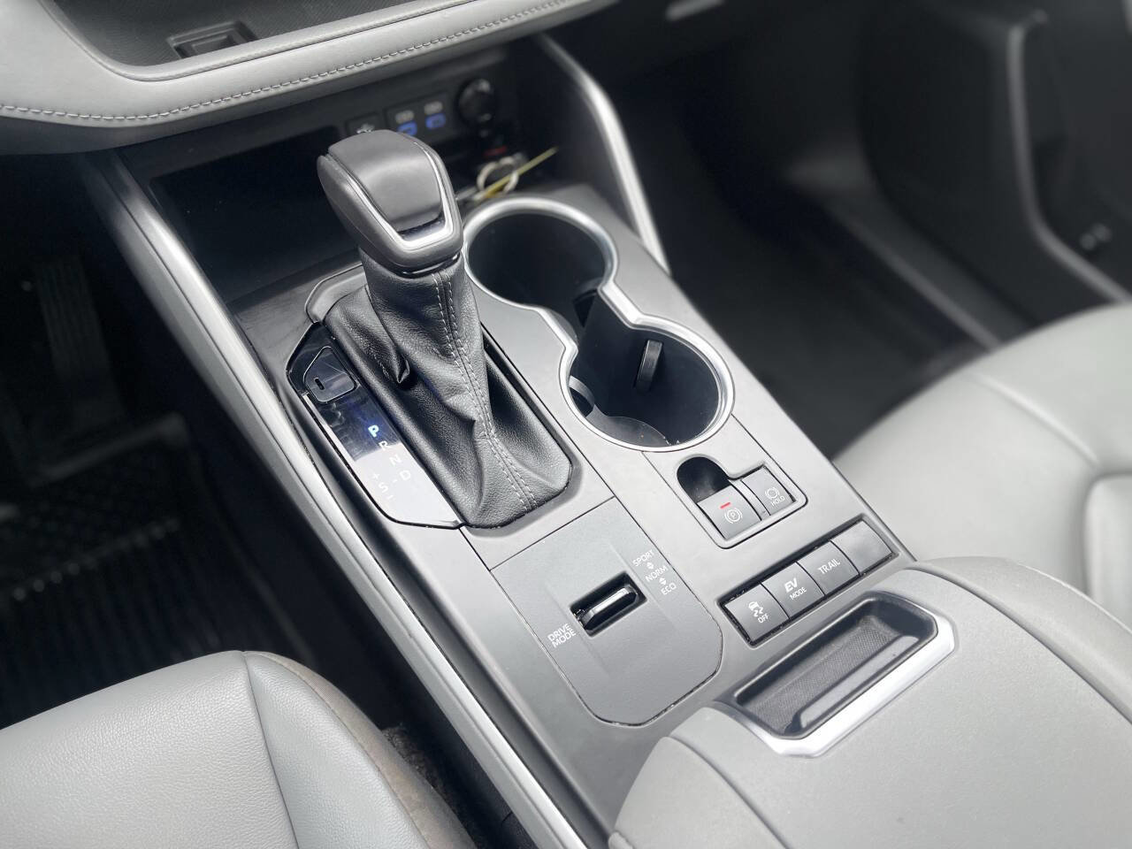 Used 2022 Toyota Highlander XLE image 28