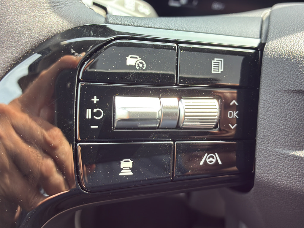 New 2027 Kia Carnival SX w/ Dark Edition Package FWD image 36