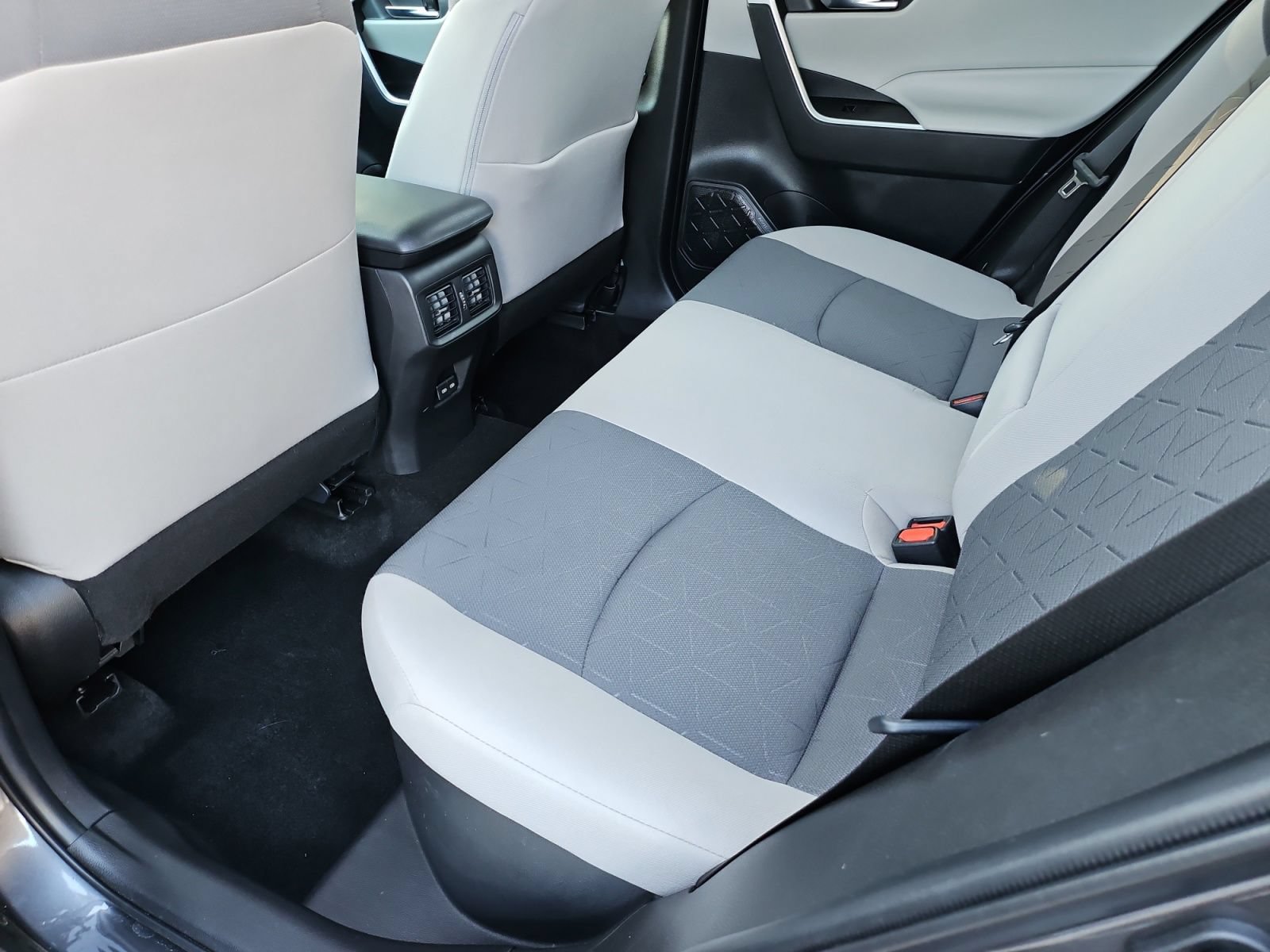Used 2022 Toyota RAV4 XLE AWD/4WD image 33