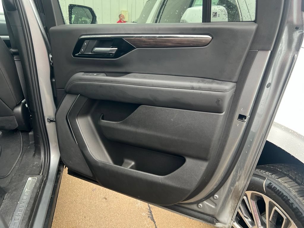 Used 2025 Chevrolet Suburban Z71 AWD/4WD image 13