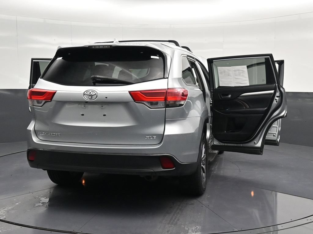 Used 2019 Toyota Highlander XLE FWD image 35