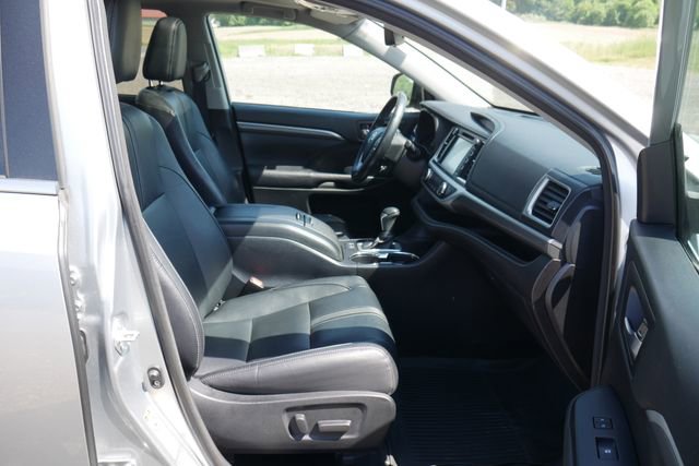 Used 2018 Toyota Highlander SE AWD/4WD image 29
