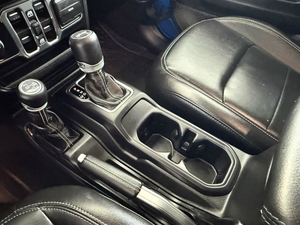 Used 2023 Jeep Wrangler Sahara w/ Cold Weather Group image 38