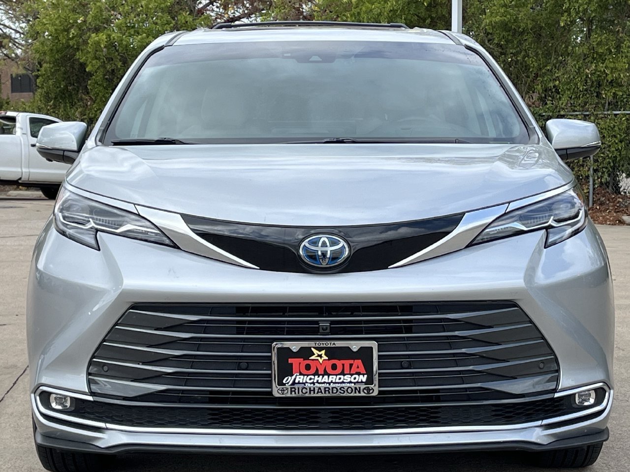 Used 2025 Toyota Sienna Platinum FWD image 7