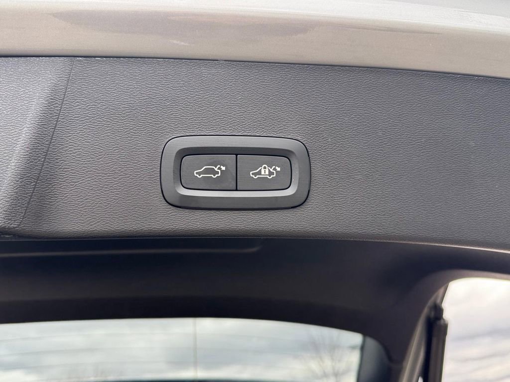 Certified 2025 Volvo XC40 B5 Ultra w/ Climate Package image 6