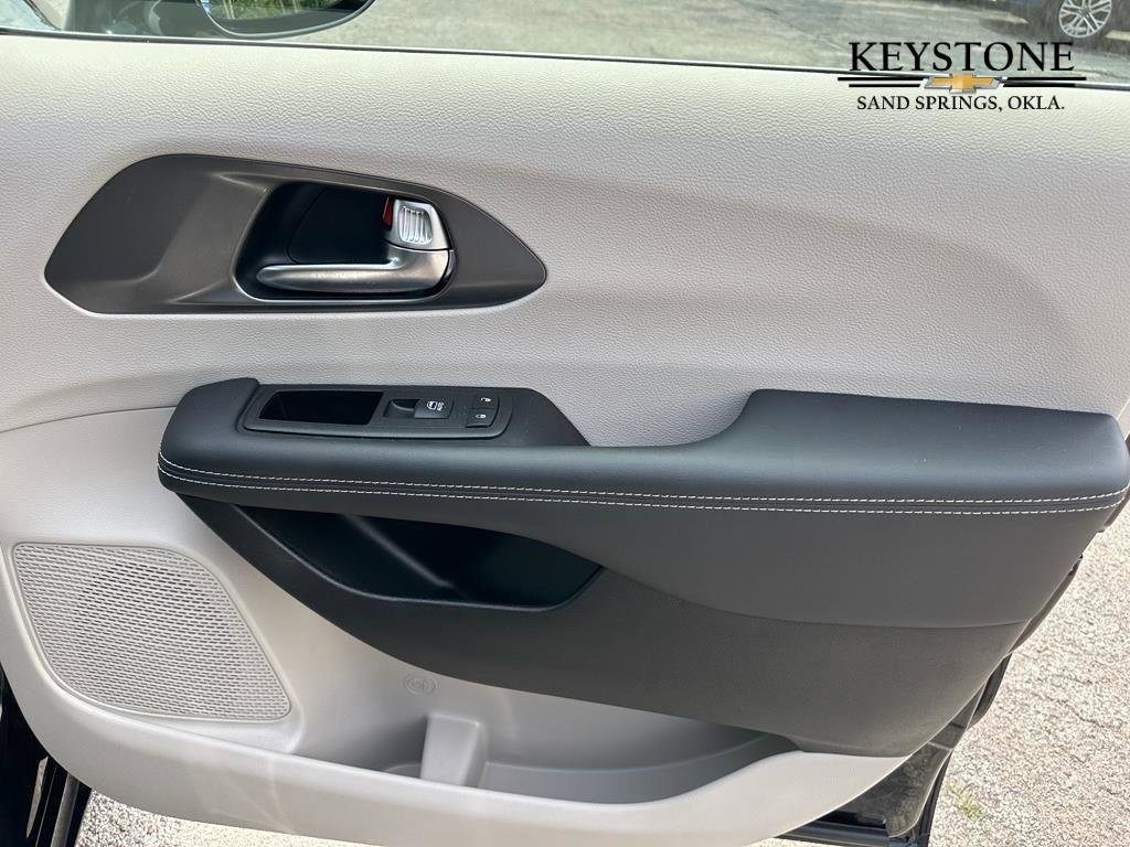 Used 2024 Chrysler Pacifica Select image 22