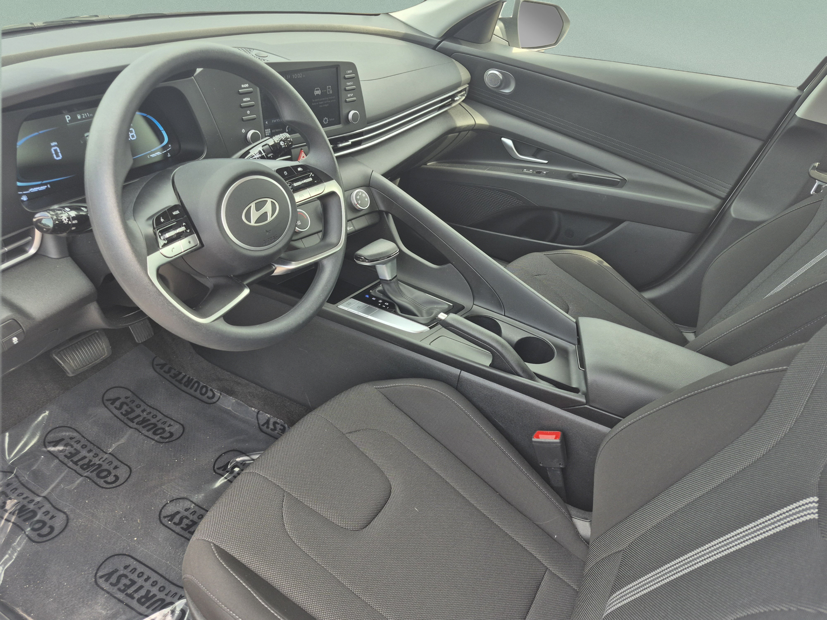 Certified 2025 Hyundai Elantra SE FWD image 17