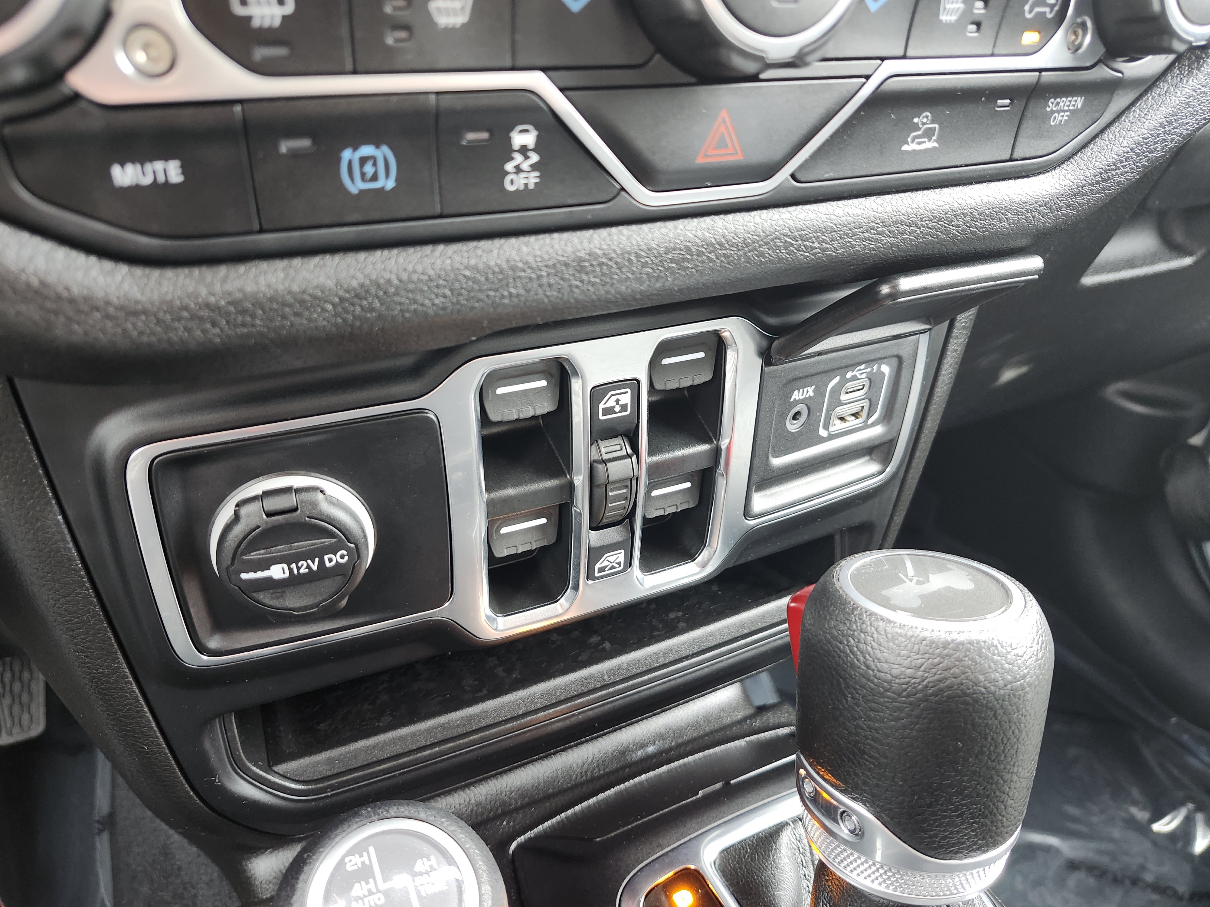 Used 2024 Jeep Wrangler Unlimited w/ Convenience Group AWD/4WD image 31