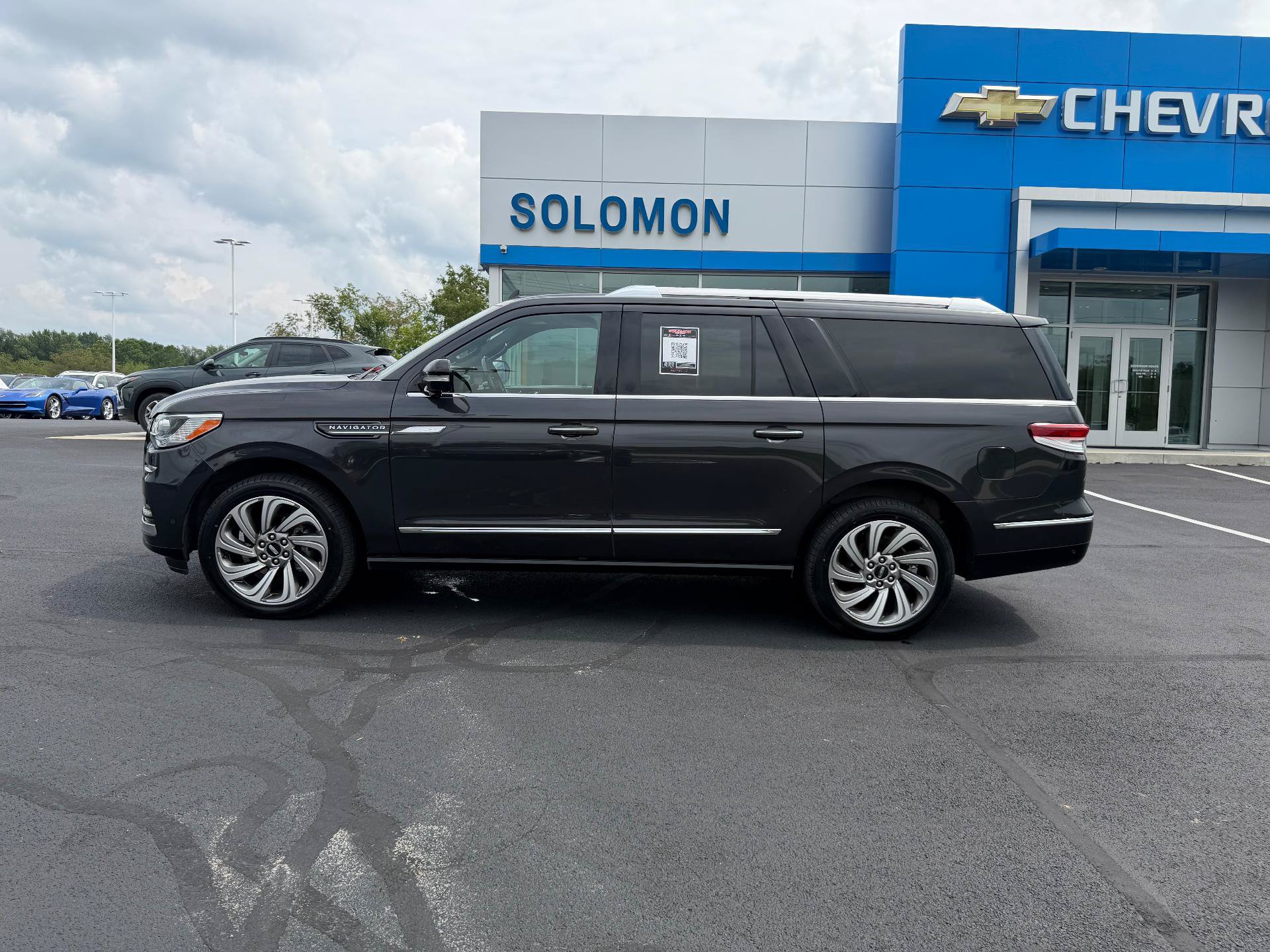 Used 2023 Lincoln Navigator L Reserve AWD/4WD image 3