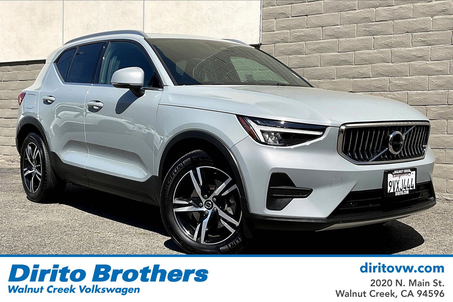Used 2025 Volvo XC40 B5 Core AWD/4WD image 1