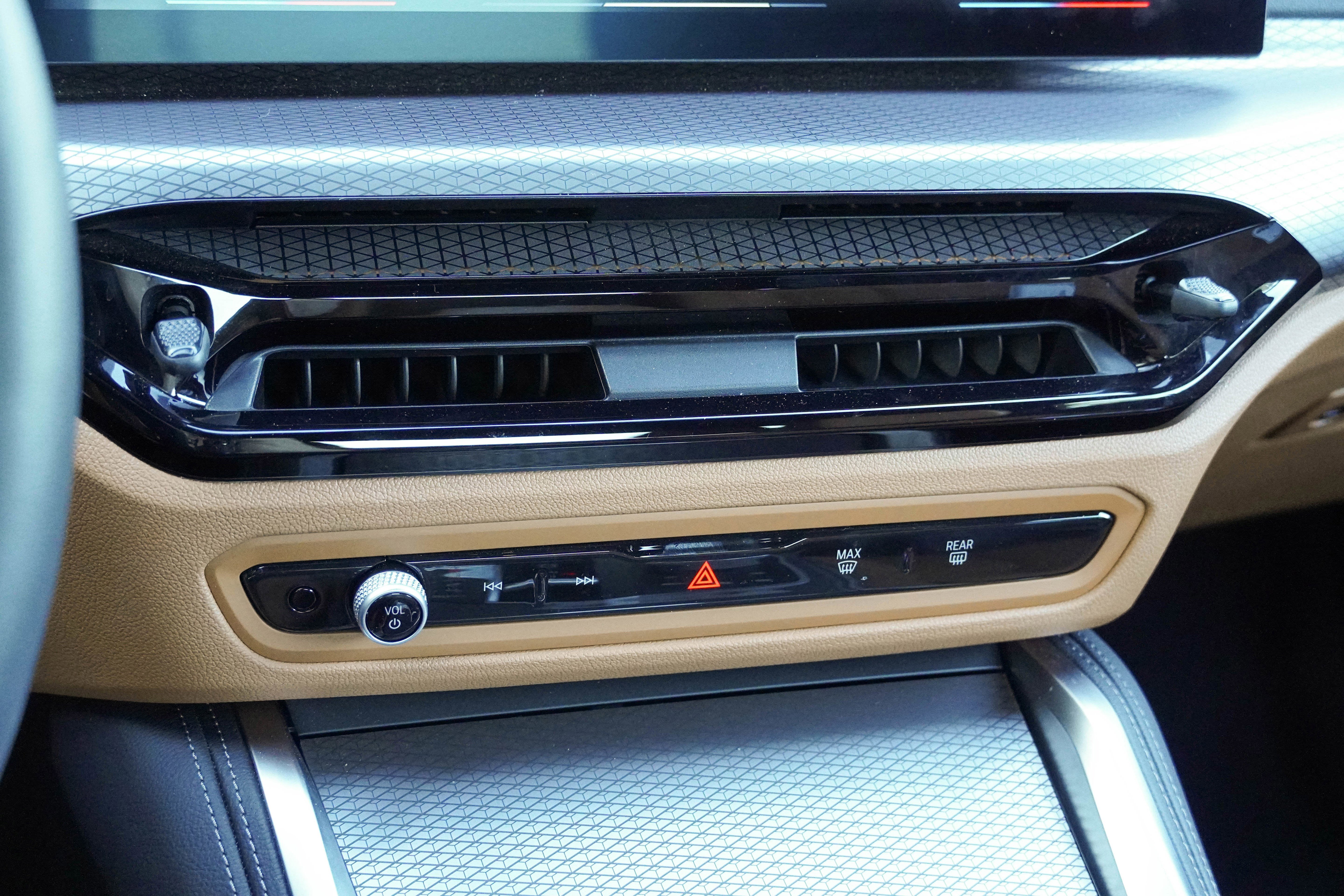 Certified 2026 BMW M440i Convertible RWD image 30