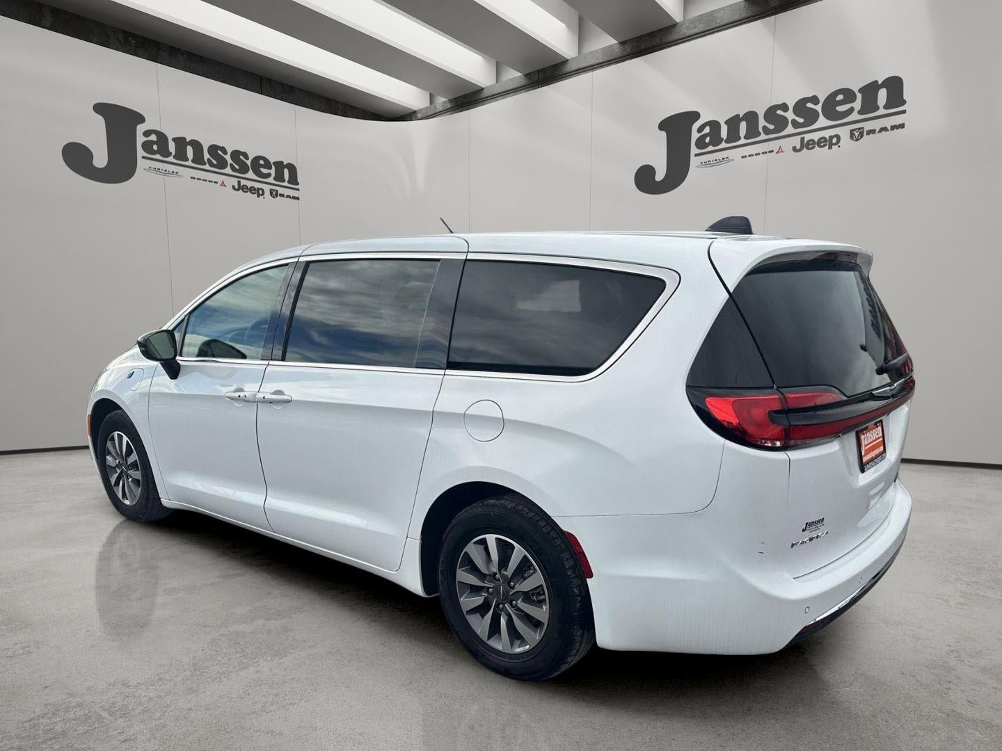Used 2024 Chrysler Pacifica Select FWD image 2