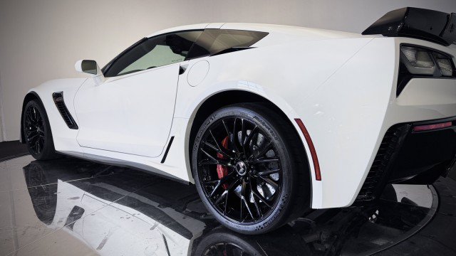 Used 2015 Chevrolet Corvette Z06 w/ 3LZ Preferred Equipment Group RWD image 26