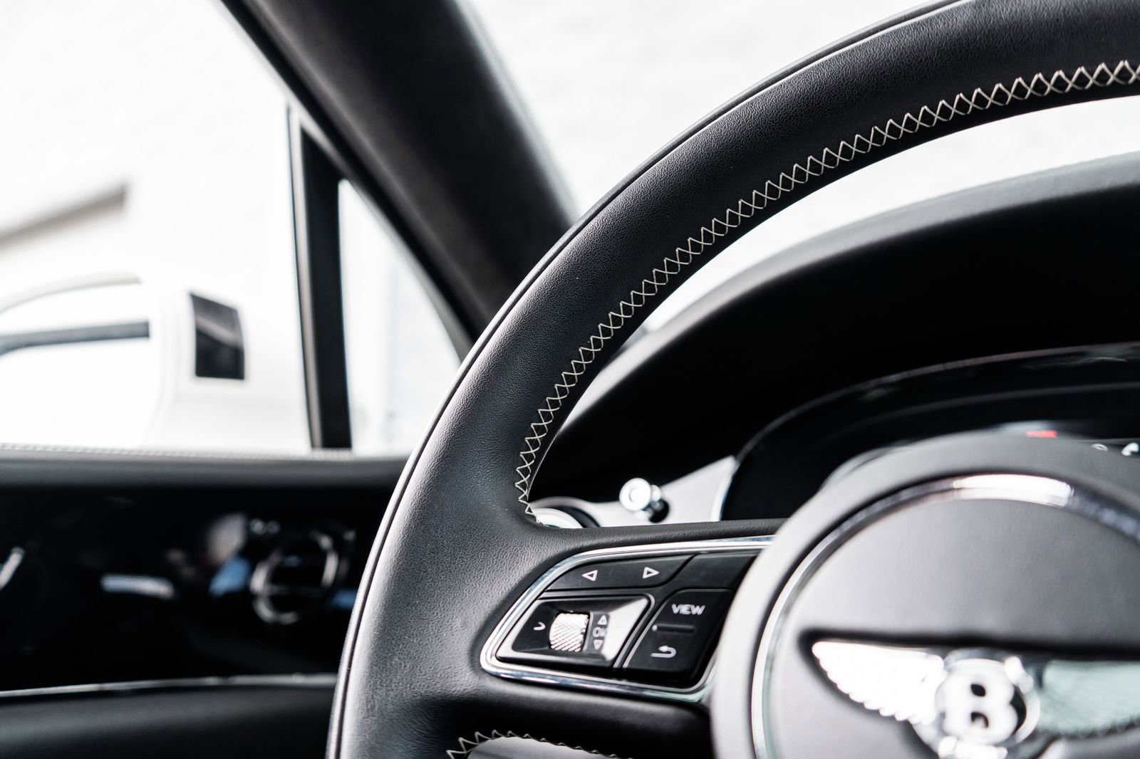 Used 2022 Bentley Bentayga image 32