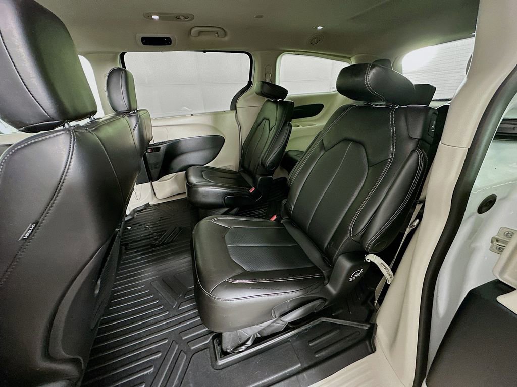 Used 2023 Chrysler Pacifica Touring-L image 31