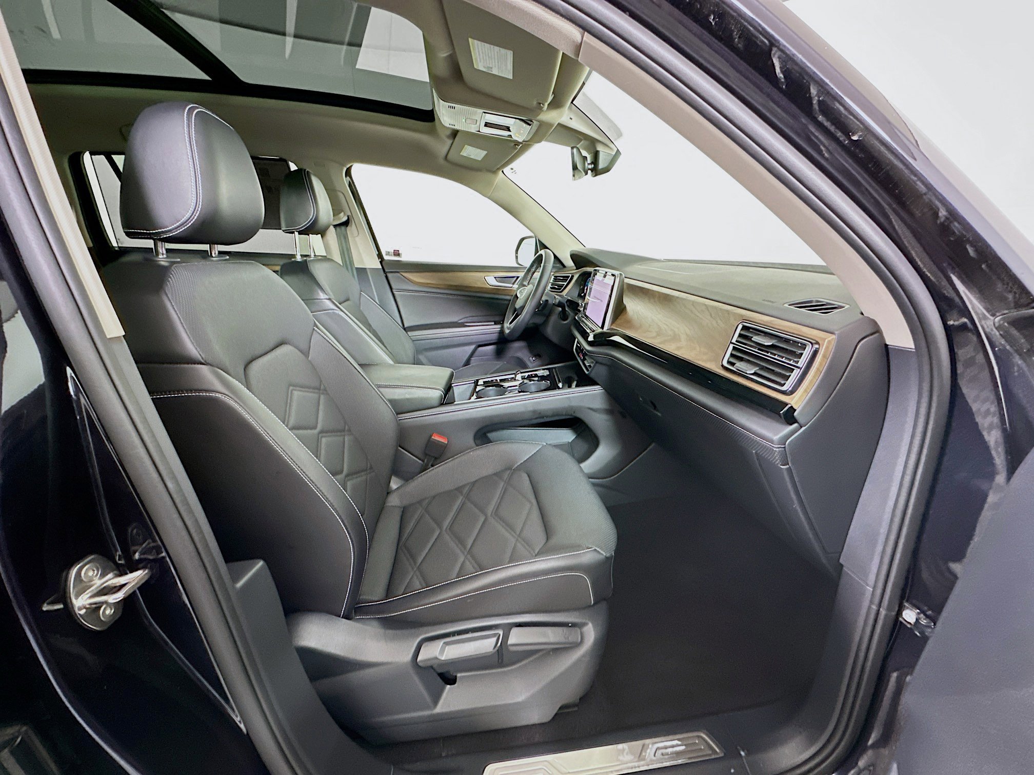 Used 2024 Volkswagen Atlas SE image 34