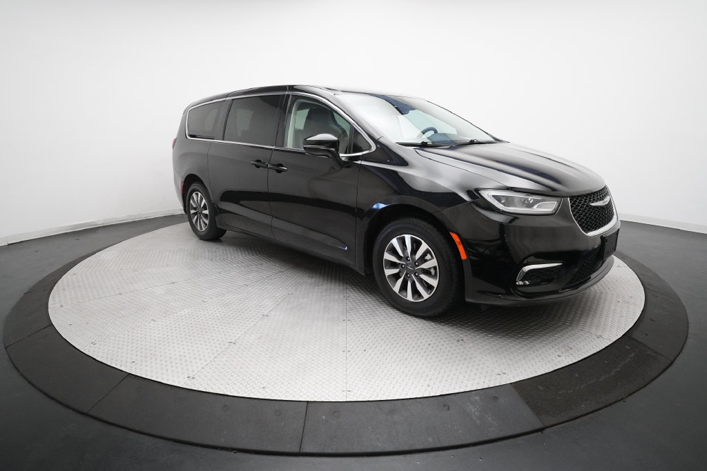 Used 2024 Chrysler Pacifica Limited FWD image 35