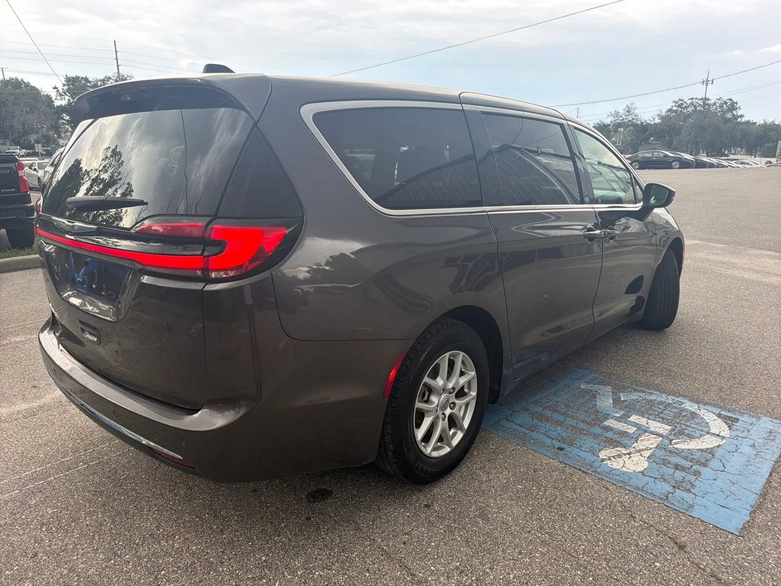 Used 2023 Chrysler Pacifica Touring-L FWD image 8