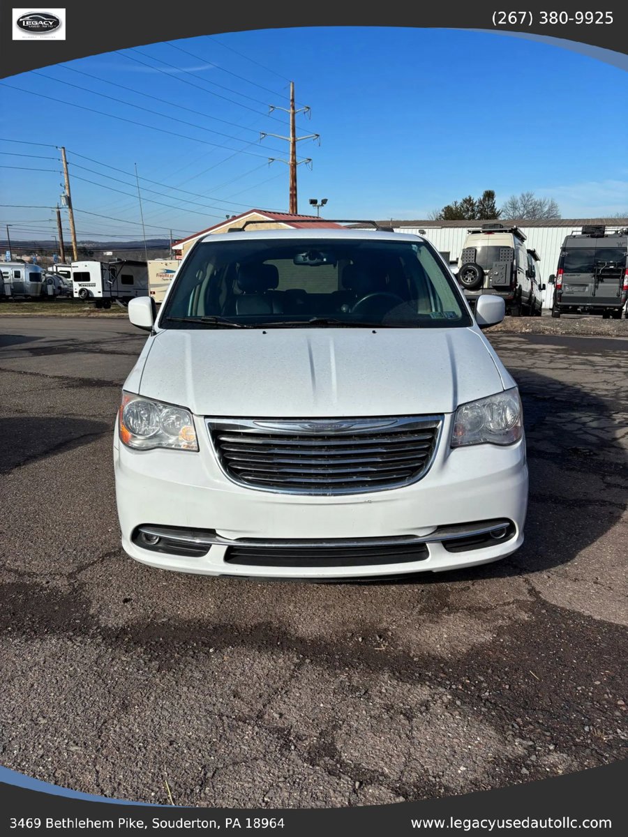 Used 2016 Chrysler Town & Country Touring FWD image 16
