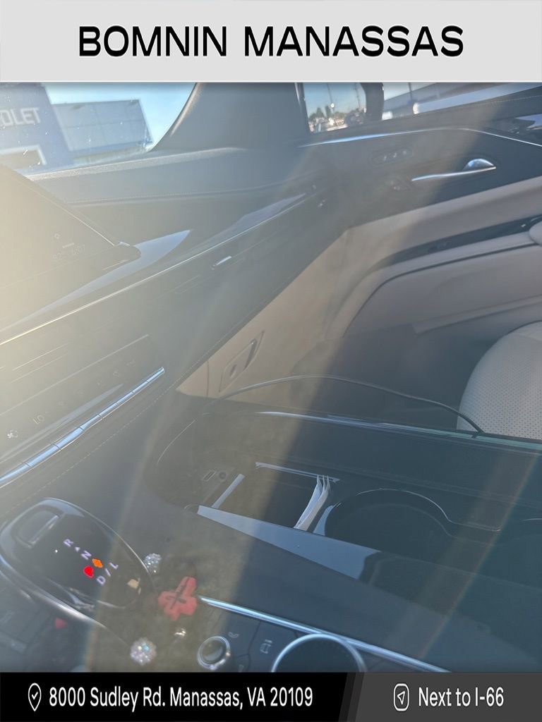 Used 2024 Cadillac Escalade Premium Luxury image 3