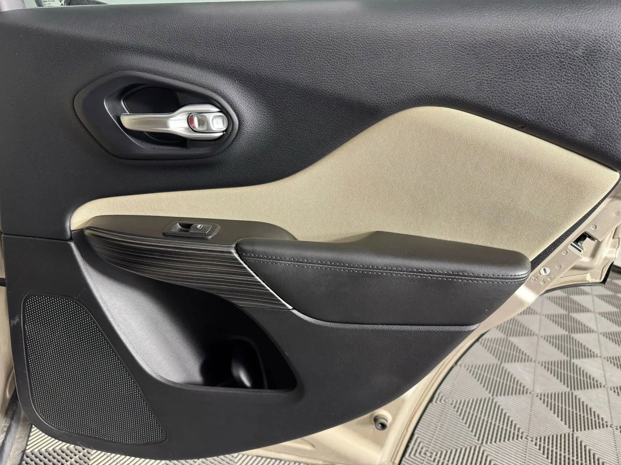 Used 2015 Jeep Cherokee Sport image 37