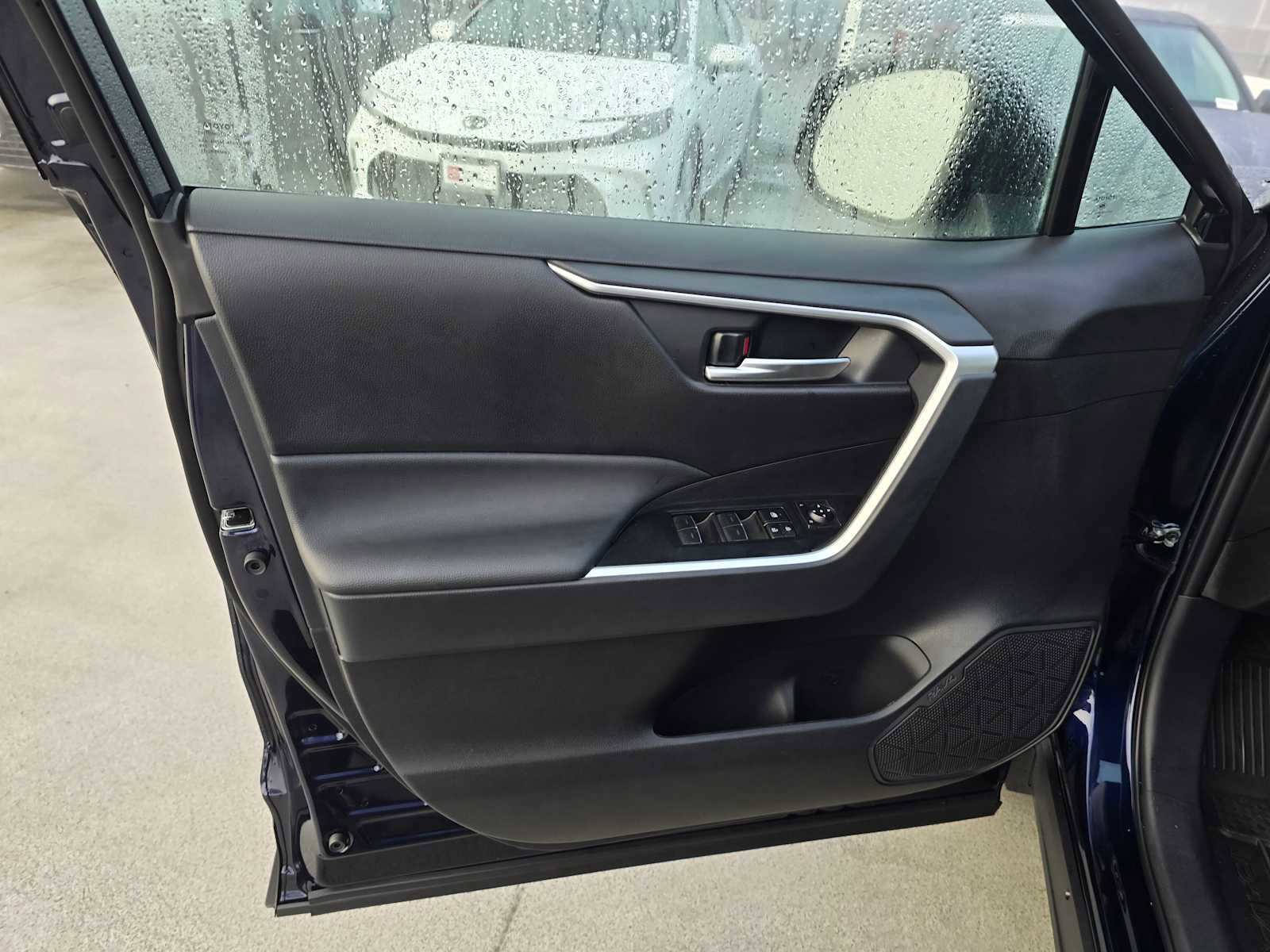 Used 2025 Toyota RAV4 XLE image 23