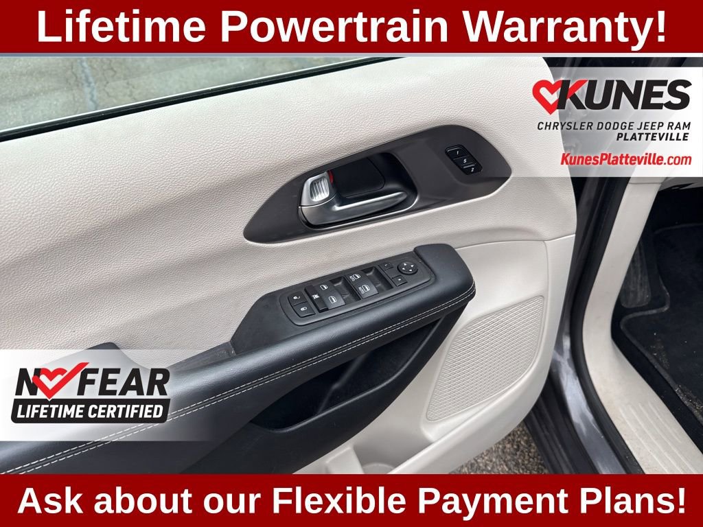 Used 2023 Chrysler Pacifica Touring-L image 16