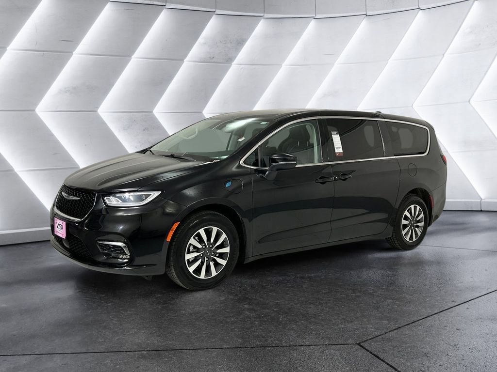 Used 2023 Chrysler Pacifica Touring-L FWD image 3