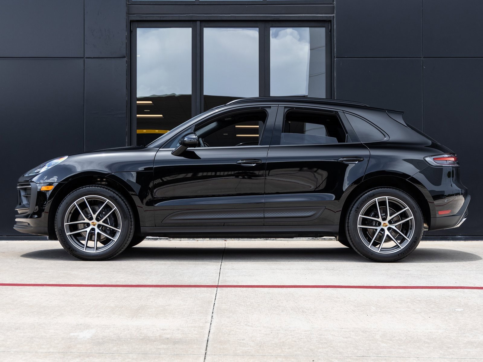 Used 2025 Porsche Macan image 2