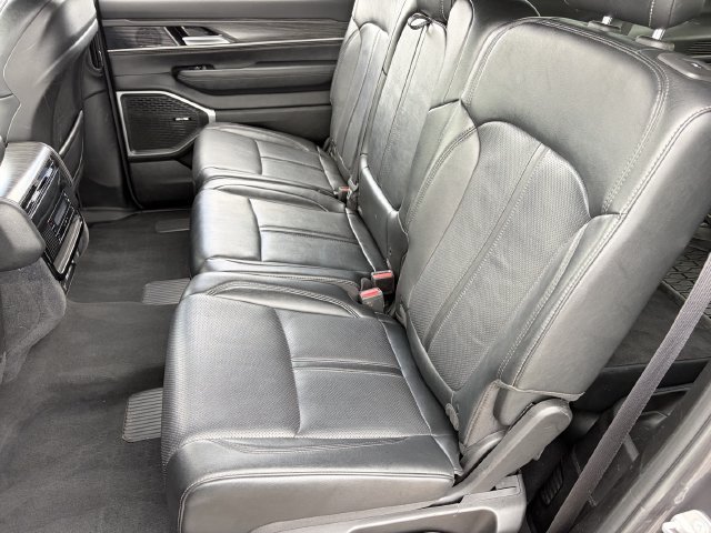 Used 2024 Jeep Wagoneer L Series II w/ Flexible Seating Group AWD/4WD image 17