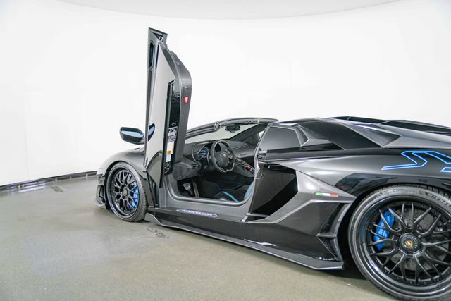 Used 2020 Lamborghini Aventador SVJ AWD/4WD image 14