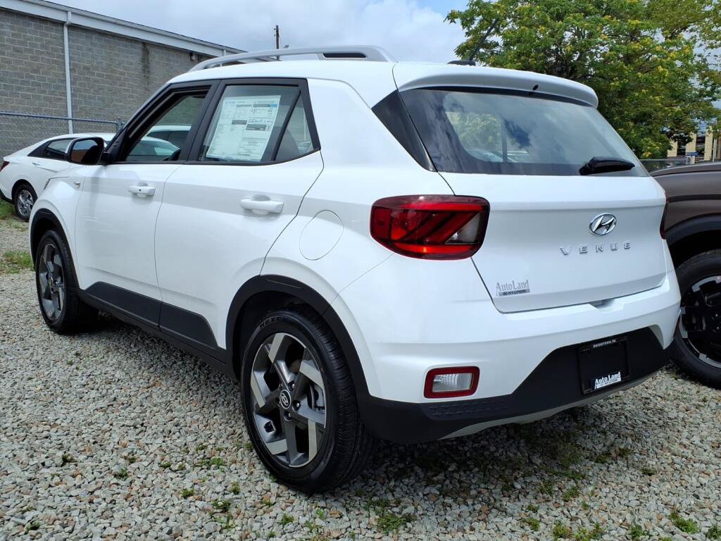 New 2026 Hyundai Venue SEL FWD image 3